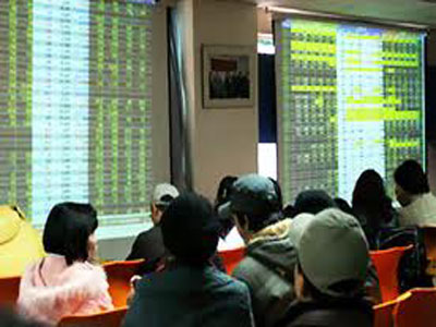 Thị trường điều chỉnh mạnh, VN – Index quay đầu đi xuống