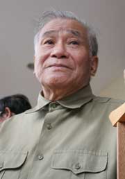 Nhà văn Nguyễn Chí Trung nhận Giải thưởng Văn học ASEAN 2011