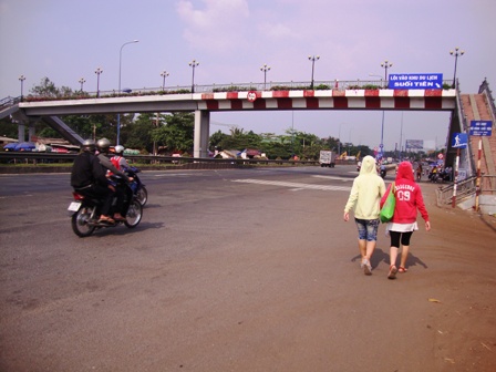 TP Hồ Chí Minh Người dân quay lưng với cầu vượt bộ hành