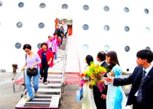 SuperStar Aquarius brings 1,500 tourists to Danang