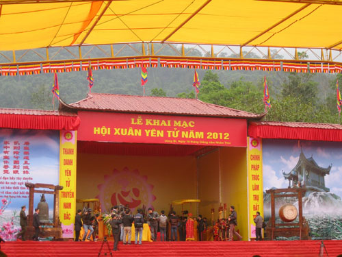 Yen Tu Buddhist spring festival begins