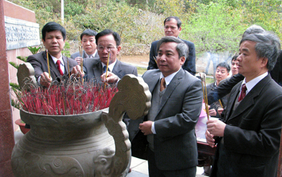 Dâng hương tưởng niệm đồng chí Tô Hiệu tại Sơn La