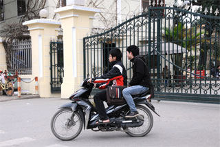 Nhiều sinh viên coi thường quy định đội mũ bảo hiểm