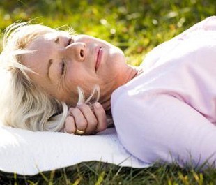 Dormir trop ou pas assez nuirait au cœur