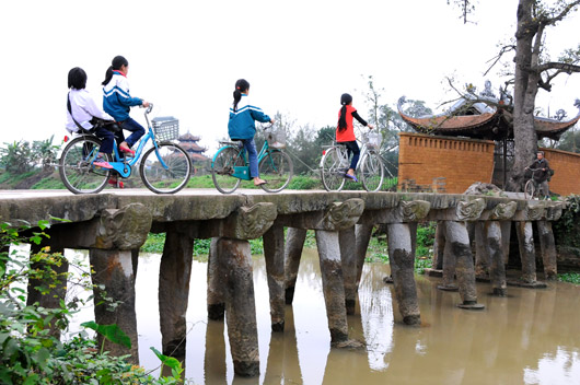 Cầu đá cổ làng Nôm