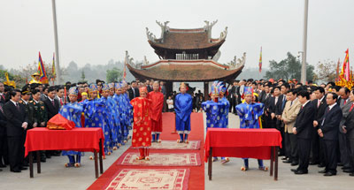 国祖乐龙君祭奠仪式和圣母欧姬敬香仪式在富寿省举行