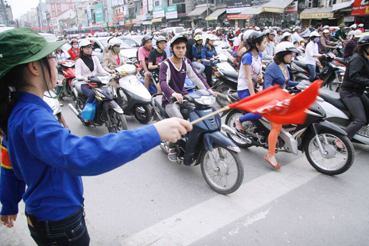 Sinh viên tình nguyện giữ gìn trật tự an toàn giao thông