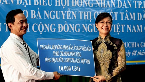 Đoàn đại biểu Thành phố Hồ Chí Minh thăm Tổng hội người Campuchia gốc Việt Nam tại Phnom Penh