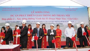 Hanoi starts building Nhat Tan - Cau Giay road