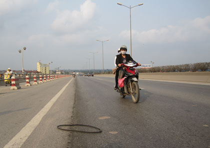 Cầu Thanh Trì Vừa sử dụng đã xuống cấp