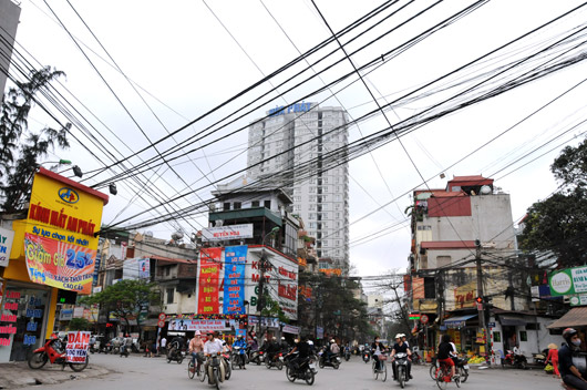Mạng nhện bủa vây phố Hà Nội