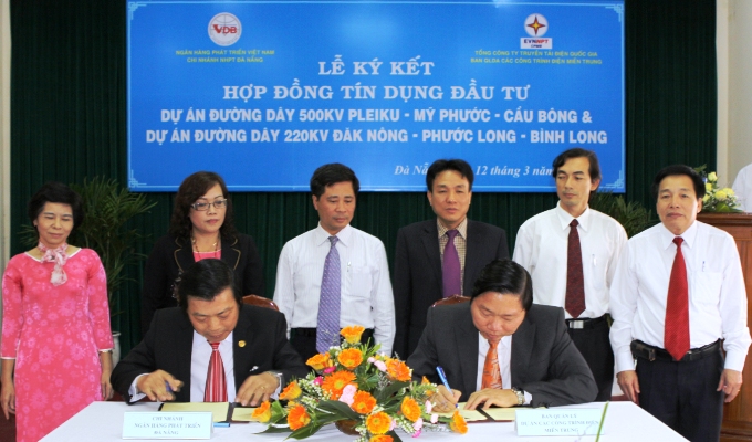 Ký kết hợp đồng tín dụng 820 tỷ đồng cho các công trình điện trọng điểm