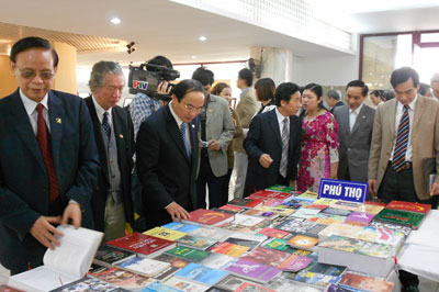 Triển lãm ảnh nghệ thuật Quốc tế nhân dịp Giỗ Tổ Hùng Vương năm 2012