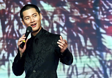 Duc Tuan competes in ASEAN Television Golden Voice Festival 2012