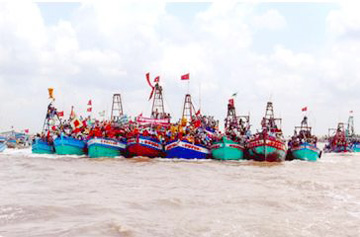 Trà Vinh Cứu sống 4 ngư dân và bắt giữ kịp thời tàu gây tai nạn trên biển bỏ chạy