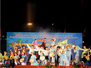 国会主席阮生雄出席越南各民族文化推崇盛会