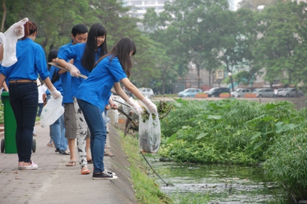 Đại sứ quán Hoa Kỳ cùng người dân Hà Nội làm sạch môi trường