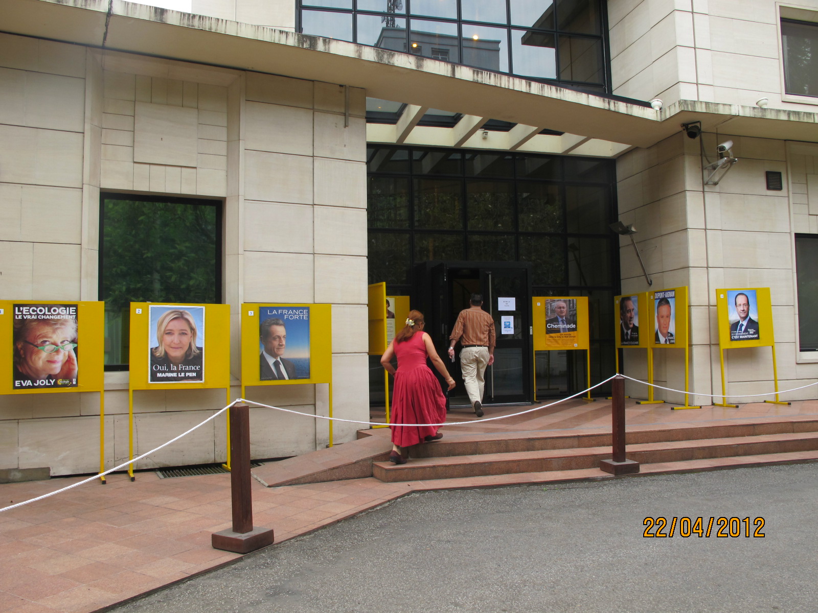 Journée de vote à l’ambassade de France à Hanoi