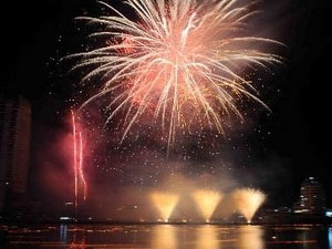 Int’l fireworks performance lights up Da Nang
