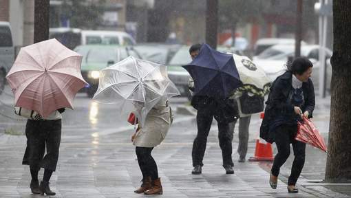 Le Japon touché par la plus forte tempête de ces 50 dernières années