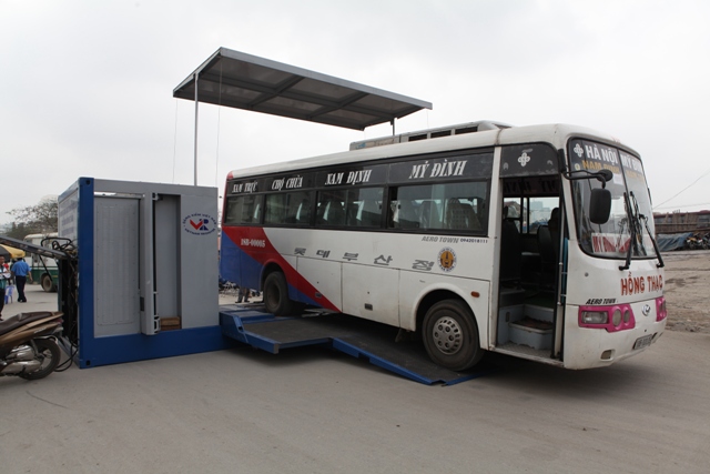 Kiểm tra khí thải ô tô khách bằng trạm kiểm định lưu động