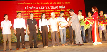 Hà Giang Trao giải văn học, nghệ thuật, báo chí về chủ đề học tập và làm theo gương Bác