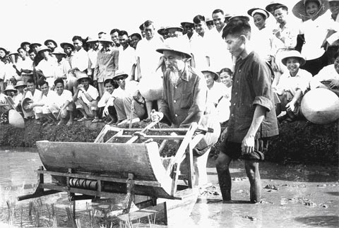 Đưa việc học tập, làm theo Bác trở thành sinh hoạt thường xuyên, cụ thể