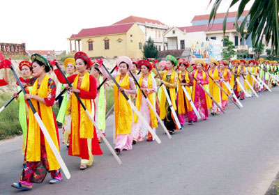 广平省首次在街道上举行划旱船唱山歌活动