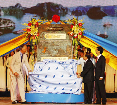 下龙湾正式接受“世界新七大自然奇观”称号