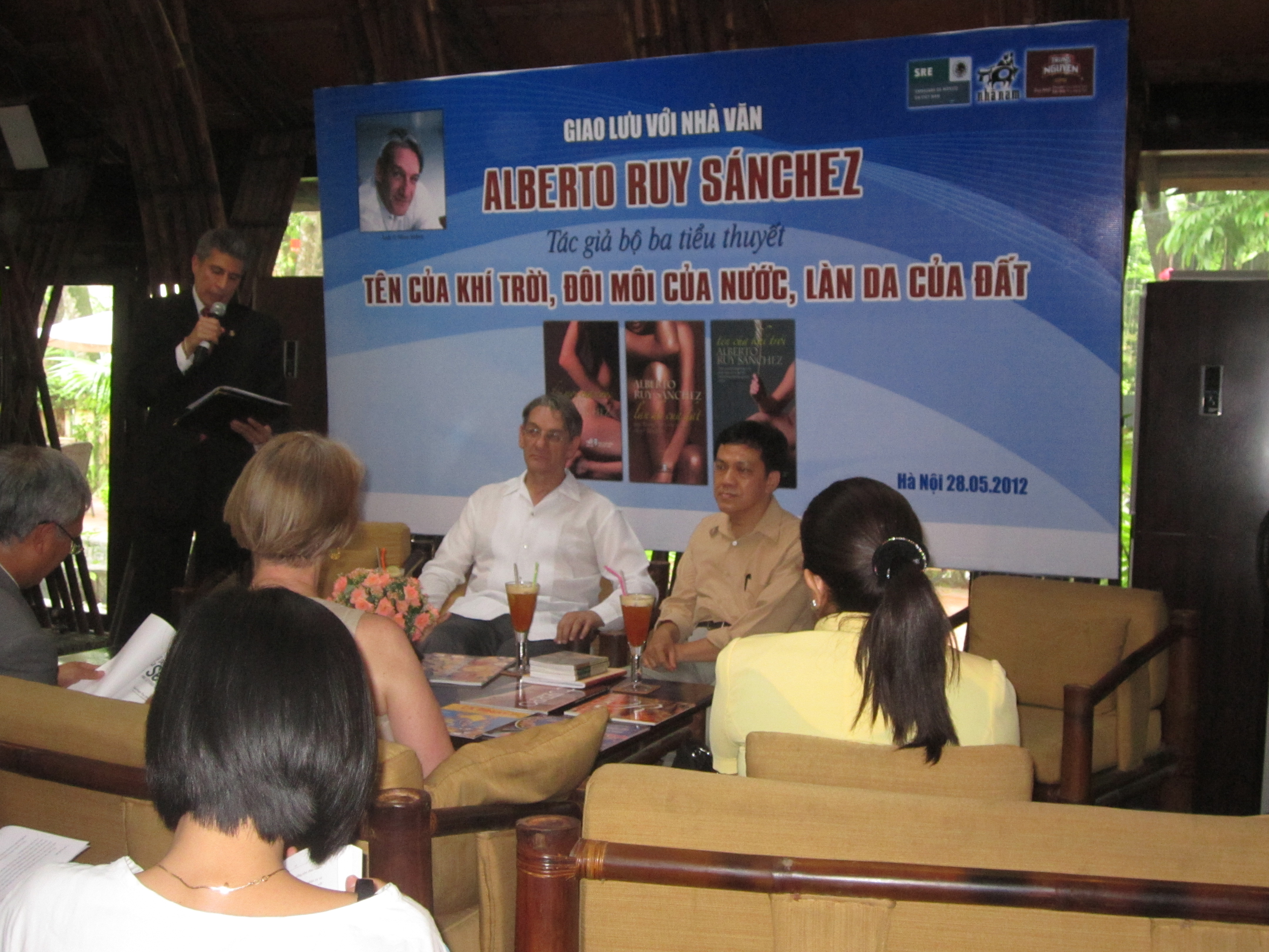 A Talk with Leading Writer Alberto Ruy Sánchez in Hanoi