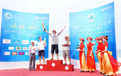 Mathieu Rouanet Cộng hòa Pháp đoạt giải nhất Cuộc thi Dù bay quốc tế Đà Nẵng 2012