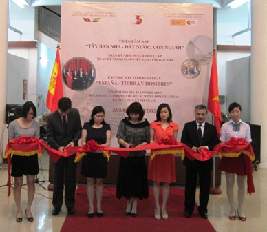 “西班牙风土人情”摄影展在河内开展