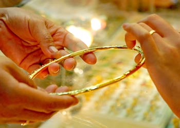 Phiên đầu tuần, giá vàng giảm gần 100 000 đồng lượng