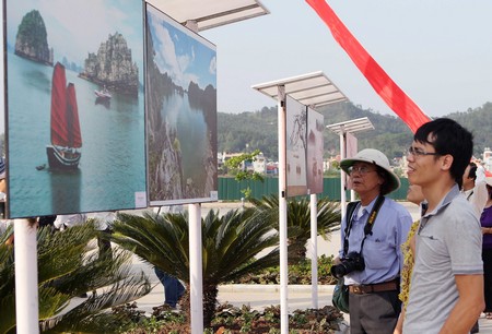 Ha Long photo exhibition opens in Quang Ninh
