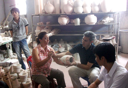 Foreign diplomatic officers visit Bat Trang pottery village
