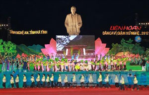 越南国会主席阮生雄出席宜静威任民歌节