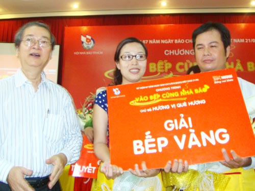 Rộn ràng hội thi nấu ăn Vào bếp cùng nhà báo