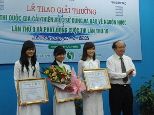 Ba nữ sinh viết truyện tranh về bảo vệ nguồn nước