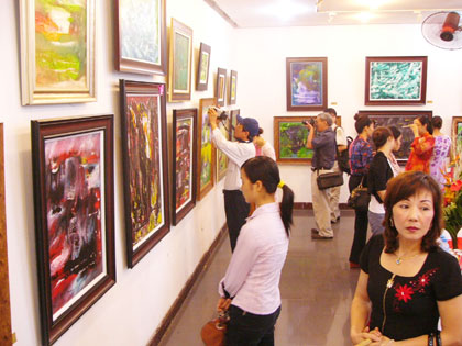 Triển lãm Lung linh sắc màu đạo và đời  Khung trời hiền hòa