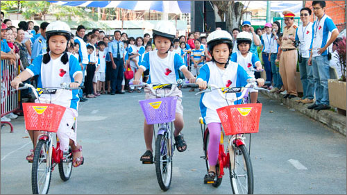 Mũ bảo hiểm kém chất lượng được bày bán rộng rãi