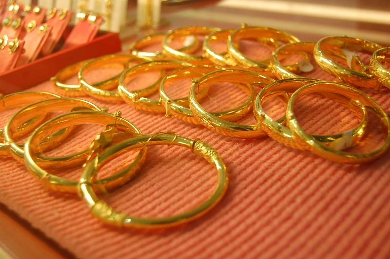 Giá vàng đảo chiều giảm 100 000 đồng lượng