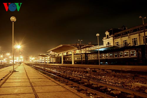 Hanoi railway station at night
