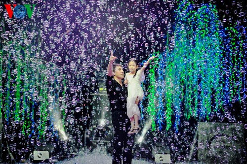 Fan Yang performs for children in Hanoi