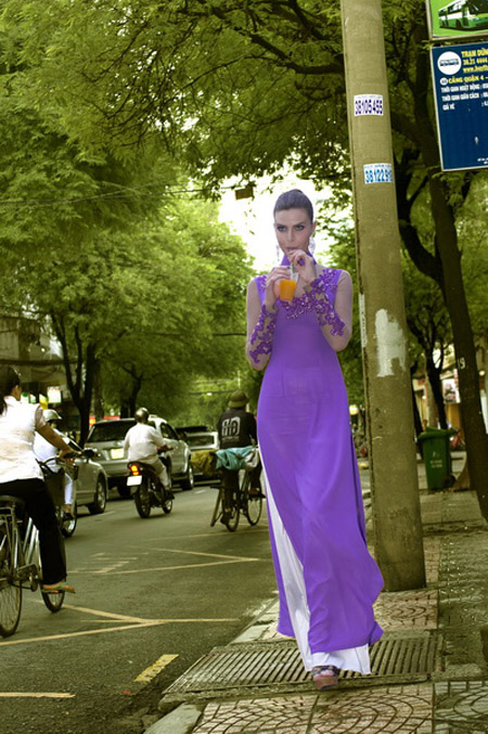 International supermodel experiences pedicab in Saigon