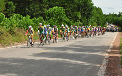 “2012年回到长山”自行车团向烈士致敬