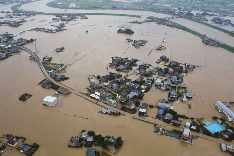 Inondations au Japon 29 morts et 400 000 personnes à évacuer