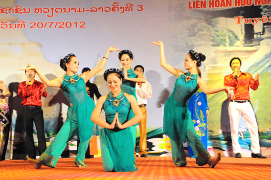 Bế mạc Liên hoan hữu nghị nhân dân Việt Nam - Lào lần thứ III