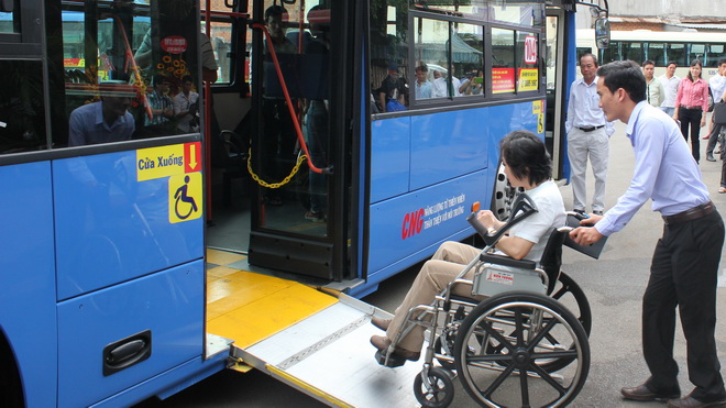 TP Hồ Chí Minh Sử dụng xe buýt chuyên dùng đầu tiên dành cho người khuyết tật