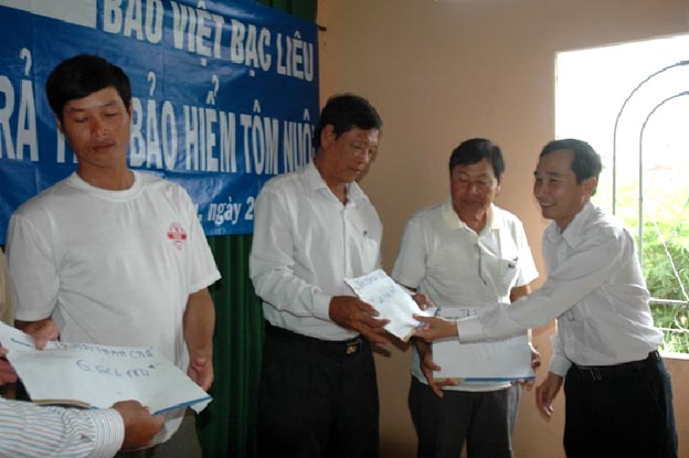 Bạc Liêu; Chi trả trên 500 triệu đồng tiền bảo hiểm tôm nuôi cho nông dân