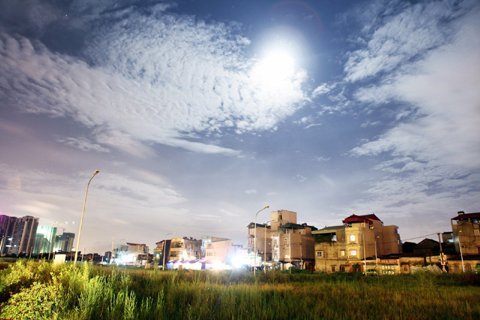 Nice and unusual photos of Hanoi at night